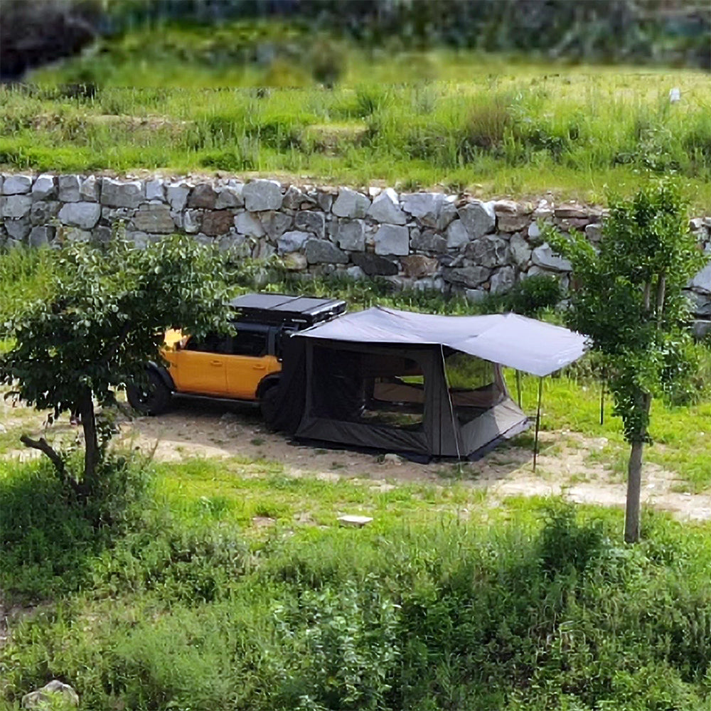 es awning screen and tarp is fully setup with yellow Bronco